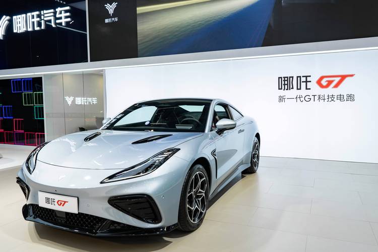 成都235哪吒汽车在智能汽车领域的表现，领途汽车在新能源汽车市场中的影响力